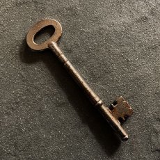 画像2: イギリス アンティークキー 8 シャビー感のある鉄製古い鍵 英国インテリア雑貨(約10.2cm) EY7591 (2)