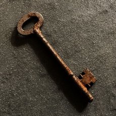 画像2: イギリス アンティークキー 8 シャビー感のある鉄製古い鍵 英国インテリア雑貨(約10.2cm) EY7589 (2)