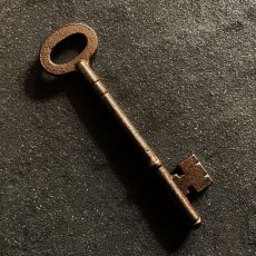 画像2: イギリス アンティークキー 2 シャビー感のある鉄製古い鍵 英国インテリア雑貨(約10.2cm) EY7583 (2)