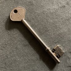 画像4: イギリス アンティークキー CENTURY H&J FOX WILLENHALL MADE IN ENGLAND 1R 2287 鉄製古い鍵 (約10.7cm)  (4)