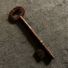 画像1: イギリス アンティークキー シャビー感のある鉄製古い鍵 英国インテリア雑貨(約10.2cm) EY7579 (1)