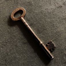 画像2: イギリス アンティークキー 8 シャビー感のある鉄製古い鍵 英国インテリア雑貨(約10.2cm) EY7590 (2)