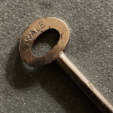 画像2: イギリス アンティークキー YALE A1 鉄製古い鍵 英国インテリア雑貨(約10.6cm)  (2)
