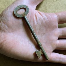 画像4: イギリス アンティークキー 1 レトロ鍵 かぎ antique key アイアン雑貨 英国インテリア ヴィンテージ雑貨(約9.8cm) EY7607 (4)