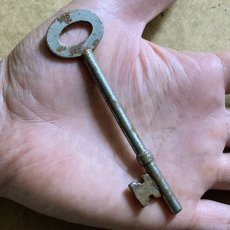 画像4: イギリス アンティークキー 2 レトロ鍵 かぎ antique key アイアン雑貨 英国インテリア ヴィンテージ雑貨(約9.8cm) EY7608 (4)