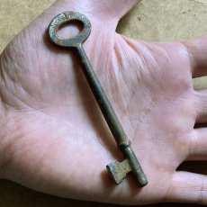 画像4: イギリス アンティークキー 1 レトロ鍵 かぎ antique key アイアン雑貨 英国インテリア ヴィンテージ雑貨(約9.3cm) EY7605 (4)