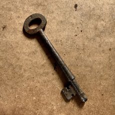 画像1: イギリス アンティークキー 4A レトロ鍵 かぎ antique key アイアン雑貨 英国インテリア ヴィンテージ雑貨(約9.4cm) EY7613 (1)