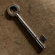 画像3: イギリス アンティークキー ナンバー9 サークルハンドル ヴィンテージ鍵 かぎ アイアン雑貨 英国インテリア (約9.7cm) EY7621 (3)