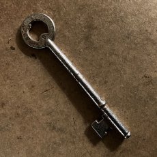 画像1: イギリス アンティークキー ナンバー9 サークルハンドル ヴィンテージ鍵 かぎ アイアン雑貨 英国インテリア (約9.7cm) EY7621 (1)