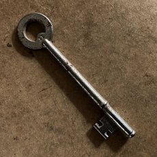 画像1: イギリス アンティークキー ナンバー11 サークルハンドル ヴィンテージ鍵 かぎ アイアン雑貨 英国インテリア (約9.6cm) EY7624 (1)