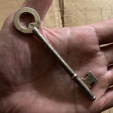 画像4: イギリス アンティークキー ナンバー9 サークルハンドル ヴィンテージ鍵 かぎ アイアン雑貨 英国インテリア (約9.7cm) EY7621 (4)