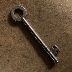画像3: イギリス アンティークキー ナンバー11 サークルハンドル ヴィンテージ鍵 かぎ アイアン雑貨 英国インテリア (約9.7cm) EY7622 (3)