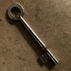 画像1: イギリス アンティークキー ナンバー9 サークルハンドル ヴィンテージ鍵 かぎ アイアン雑貨 英国インテリア (約9.6cm) EY7620 (1)