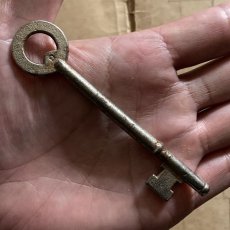 画像4: イギリス アンティークキー ナンバー9 サークルハンドル ヴィンテージ鍵 かぎ アイアン雑貨 英国インテリア (約9.6cm) EY7620 (4)