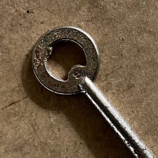 画像2: イギリス アンティークキー ナンバー9 サークルハンドル ヴィンテージ鍵 かぎ アイアン雑貨 英国インテリア (約9.7cm) EY7621 (2)