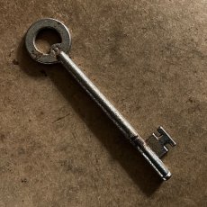 画像3: イギリス アンティークキー ナンバー11 サークルハンドル ヴィンテージ鍵 かぎ アイアン雑貨 英国インテリア (約9.6cm) EY7624 (3)