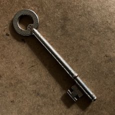 画像1: イギリス アンティークキー ナンバー11 サークルハンドル ヴィンテージ鍵 かぎ アイアン雑貨 英国インテリア (約9.7cm) EY7622 (1)