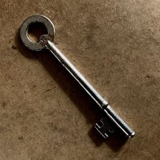 画像1: イギリス アンティークキー ナンバー11 サークルハンドル ヴィンテージ鍵 かぎ アイアン雑貨 英国インテリア (約9.7cm) EY7623 (1)