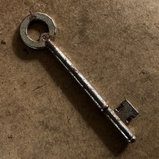 画像3: イギリス アンティークキー ナンバー9 サークルハンドル ヴィンテージ鍵 かぎ アイアン雑貨 英国インテリア (約9.6cm) EY7620 (3)