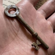 画像2: イギリス アンティークキー シャビー感のあるアイアンインテリア雑貨 英国ヴィンテージ鍵(約7.2cm) EY7648 (2)