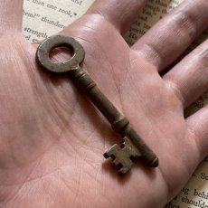 画像3: イギリス アンティークキー シャビー感のあるアイアンインテリア雑貨 英国ヴィンテージ鍵(約6.5cm) EY7647 (3)