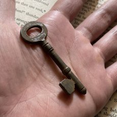 画像3: イギリス アンティークキー シャビー感のあるアイアンインテリア雑貨 英国ヴィンテージ鍵(約6.4cm) EY7646 (3)