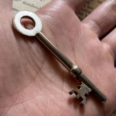 画像3: イギリス アンティークキー シャビー感のあるアイアンインテリア雑貨 英国ヴィンテージ鍵(約7.5cm) EY7649 (3)