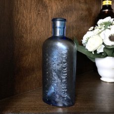 画像2: イギリス アンティーク ガラスボトル 古い瓶 WOODWARD CHEMIST NOTTINGHAM (高さ約15.3cm)  (2)