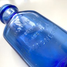 画像5: イギリス アンティークブルーガラスボトル MILK OF MAGNESIA インテリア雑貨(約高さ12.7cm) (5)