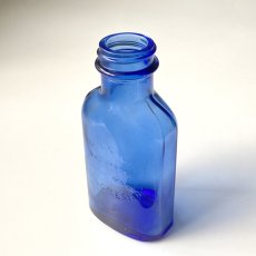 画像2: イギリス アンティークブルーガラスボトル MILK OF MAGNESIA インテリア雑貨(約高さ12.7cm) (2)