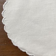 画像3: 2枚セット イギリス ヴィンテージ ホワイトリネンドイリー　手刺繍スカラップ (3)