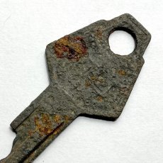 画像1: アメリカ ヴィンテージキー 古い鍵 USA OLD Key ラッキーアイテム 雑貨通販 約5.8cm EY7920 (1)