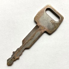 画像2: アメリカ ヴィンテージキー H54 古い鍵 USA OLD Key ラッキーアイテム 雑貨通販 約6.3cm EY7924 (2)