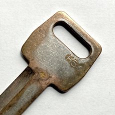 画像1: アメリカ ヴィンテージキー H54 古い鍵 USA OLD Key ラッキーアイテム 雑貨通販 約6.3cm EY7924 (1)