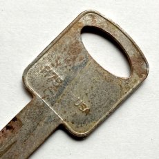 画像1: アメリカ ヴィンテージキー H75 USA 古い鍵 OLD Key ラッキーアイテム 雑貨通販 約7.3cm EY7925 (1)