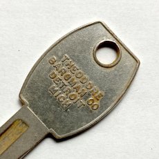 画像1: アメリカ セオドア・バーグマン ヴィンテージキー VINTAGE THEODORE BARGMAN ドア鍵 雑貨通販 約5.6cm EY7926 (1)