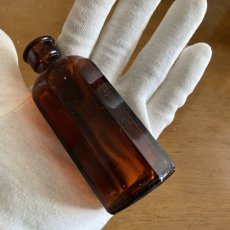 画像5: イギリス アンティーク雑貨 ポイズンガラスボトル 人気のアンバーカラー インテリア瓶 (高さ 約10.1cm)  (5)