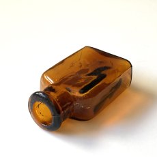 画像6: イギリス アンティーク雑貨 小さなガラスボトル 人気のアンバーカラー インテリア瓶 (高さ 約6.0cm) (6)