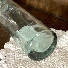 画像5: イギリス アンティークガラス瓶 古いガラスビン インテリア雑貨 (約14.6cm) (5)
