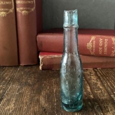 画像1: イギリス アンティークガラス瓶 気泡のある 古いガラスビン インテリア雑貨 (約12.9cm) (1)