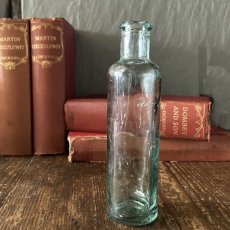 画像1: イギリス アンティークガラス瓶 古いガラスビン インテリア雑貨 (約14.6cm) (1)