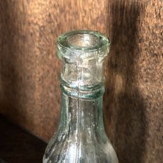 画像4: イギリス アンティークガラス瓶 古いガラスビン インテリア雑貨 (約15.2cm) (4)