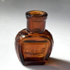 画像2: イギリス 小さな小さなアンティークガラス瓶 VIMBUS 人気のアンバーカラー 英国インテリア雑貨(高さ5.1cm)  (2)