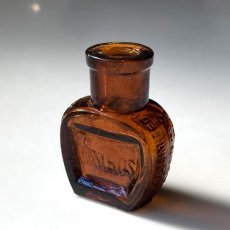 画像1: イギリス 小さな小さなアンティークガラス瓶 VIMBUS 人気のアンバーカラー 英国インテリア雑貨(高さ5.1cm)  (1)