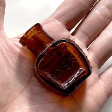 画像12: イギリス 小さな小さなアンティークガラス瓶 VIMBUS 人気のアンバーカラー 英国インテリア雑貨(高さ5.1cm)  (12)