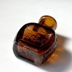 画像11: イギリス 小さな小さなアンティークガラス瓶 VIMBUS 人気のアンバーカラー 英国インテリア雑貨(高さ5.1cm)  (11)