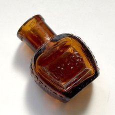 画像3: イギリス 小さな小さなアンティークガラス瓶 VIMBUS 人気のアンバーカラー 英国インテリア雑貨(高さ5.1cm)  (3)