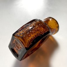 画像9: イギリス 小さな小さなアンティークガラス瓶 VIMBUS 人気のアンバーカラー 英国インテリア雑貨(高さ5.1cm)  (9)