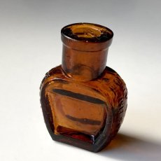 画像5: イギリス 小さな小さなアンティークガラス瓶 VIMBUS 人気のアンバーカラー 英国インテリア雑貨(高さ5.1cm)  (5)