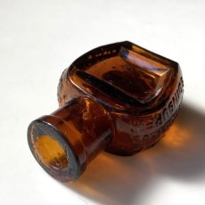 画像10: イギリス 小さな小さなアンティークガラス瓶 VIMBUS 人気のアンバーカラー 英国インテリア雑貨(高さ5.1cm)  (10)